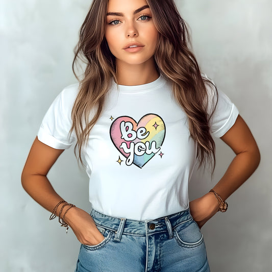 Be You – Pride T-shirt med regnbågshjärta (Unisex)-Lovely Text