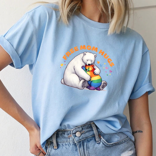 Mamma-kramar – Free Mom Hugs T-shirt med isbjörn (Unisex)-Lovely Text