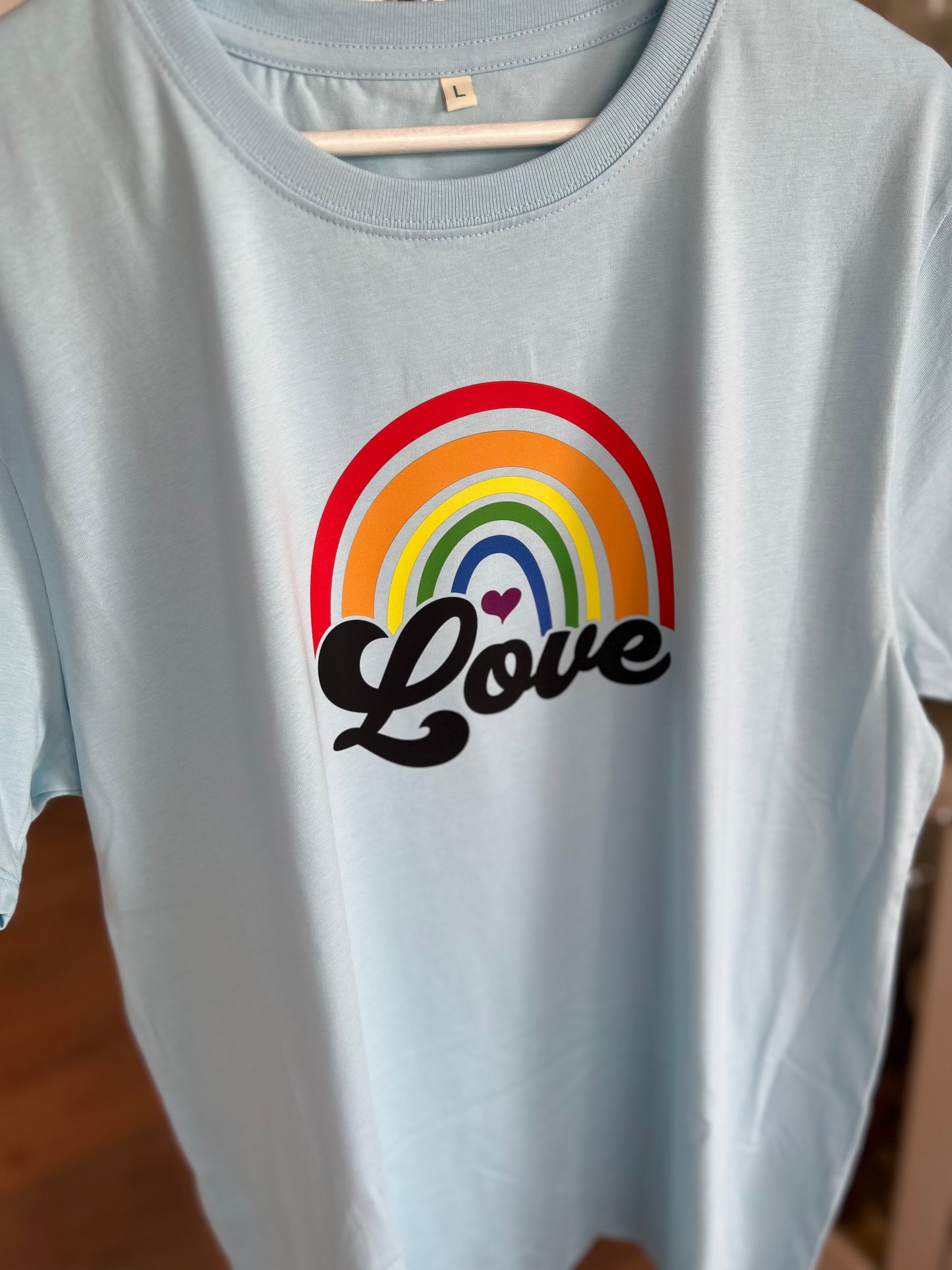 Pride Love – T-shirt med regnbågsmotiv (Unisex)-Lovely Text