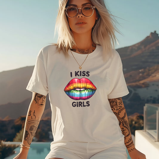 I Kiss Girls – Pride T-shirt med regnbågsläppar (Unisex)-Lovely Text