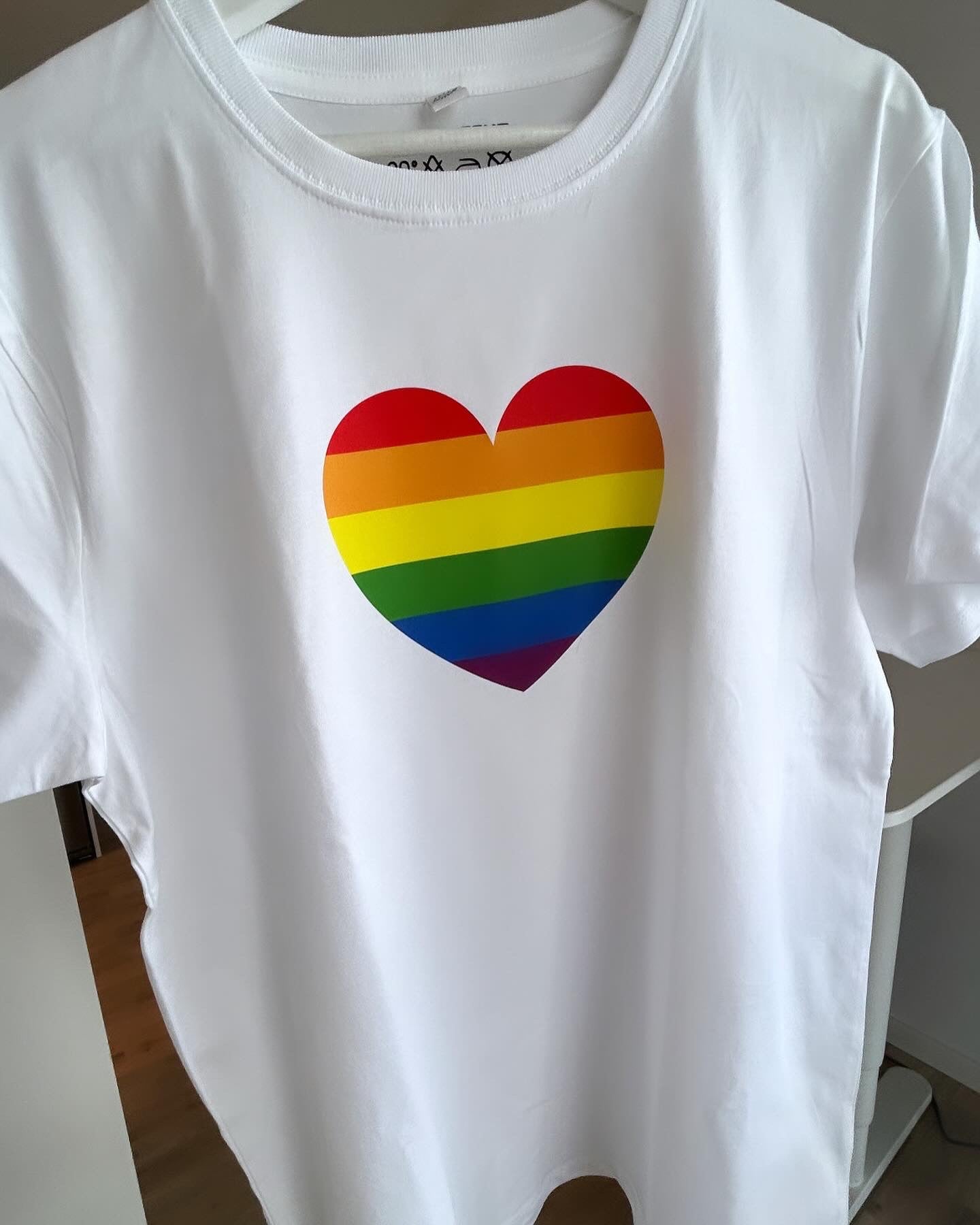 Pridehjärta – T-shirt med regnbågshjärta (Unisex)-Lovely Text