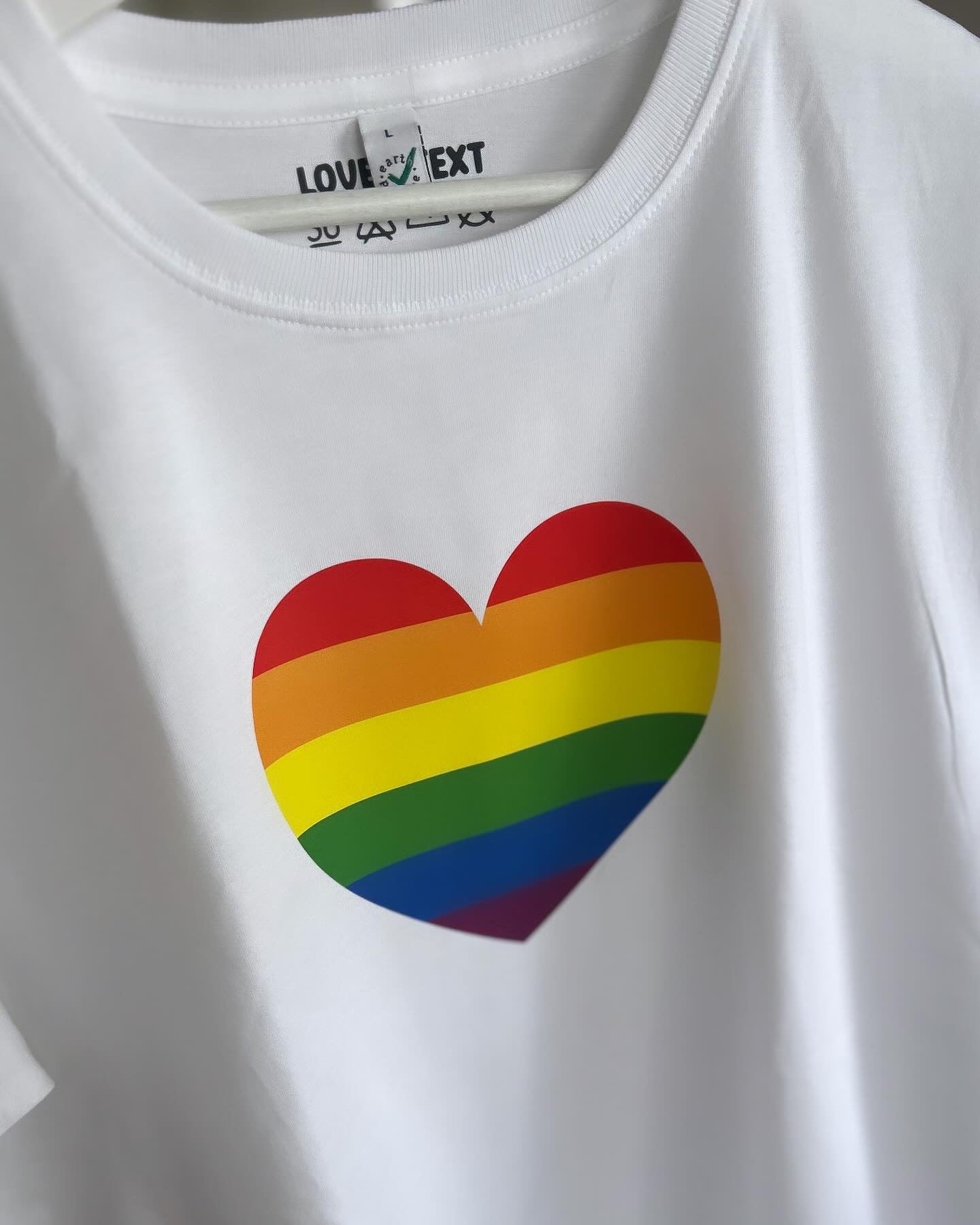 Pridehjärta – T-shirt med regnbågshjärta (Unisex)-Lovely Text