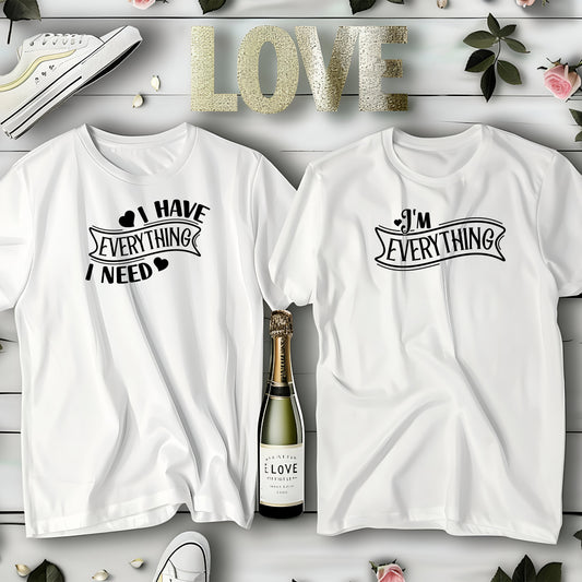 I Have Everything I Need & I Am Everything – T-shirts för Par-Lovely Text