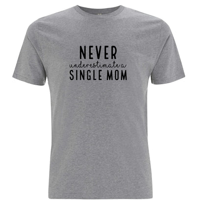 Underskatta aldrig en Ensamstående Mamma T-shirt-Lovely Text