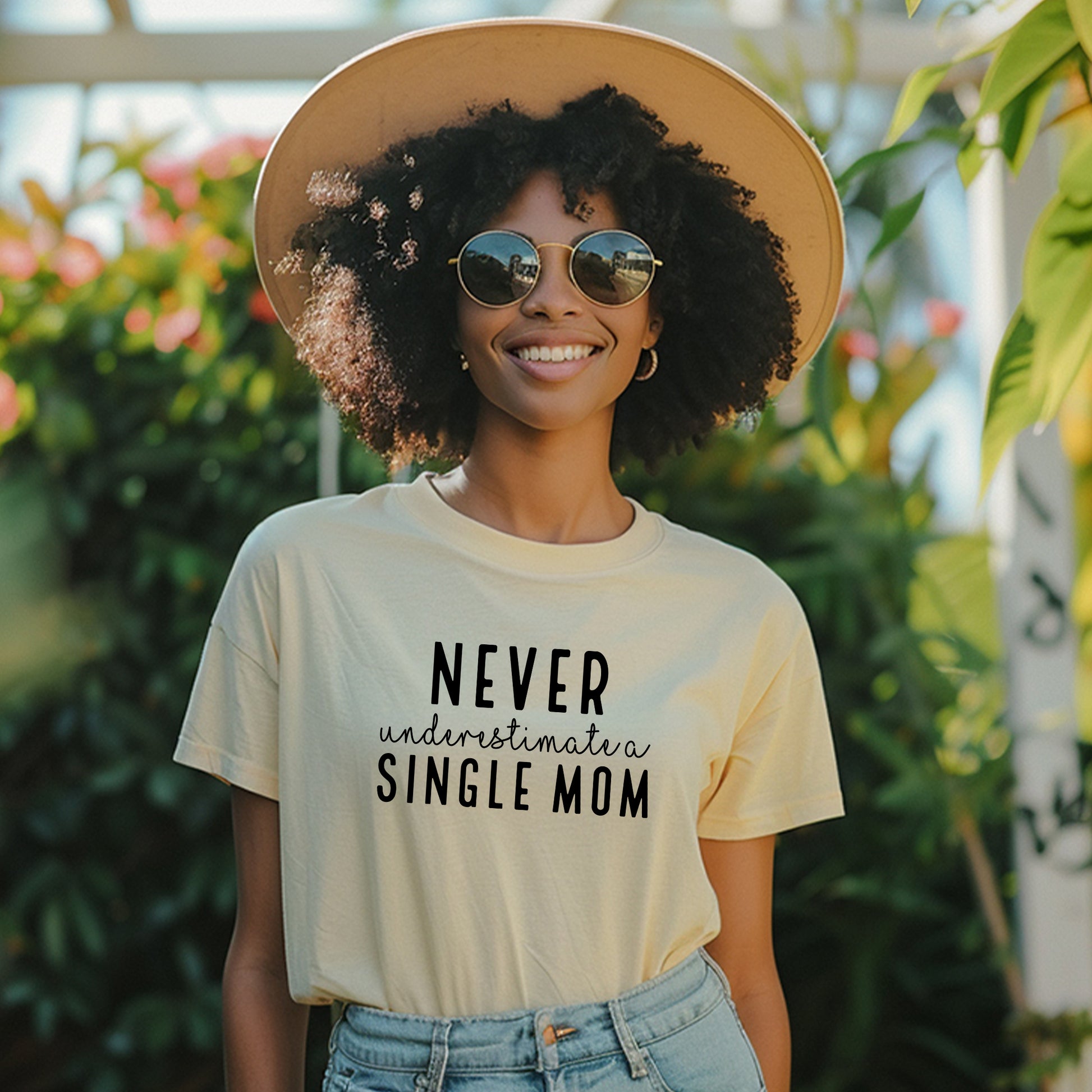 Underskatta aldrig en Ensamstående Mamma T-shirt-Lovely Text
