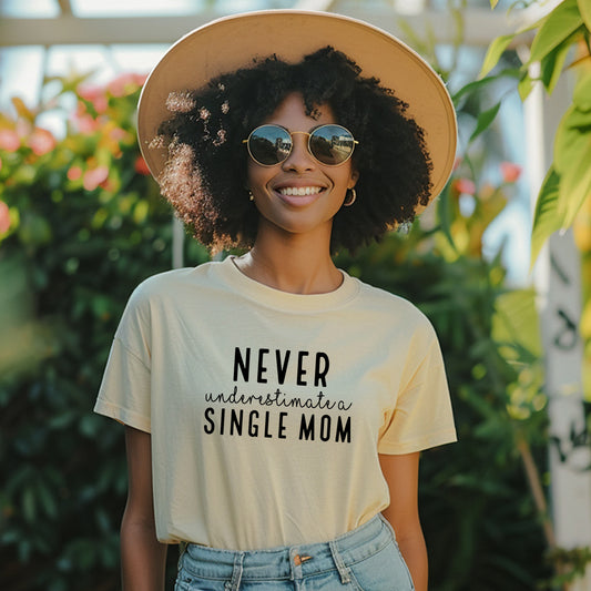 Underskatta aldrig en Ensamstående Mamma T-shirt-Lovely Text