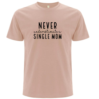 Underskatta aldrig en Ensamstående Mamma T-shirt-Lovely Text