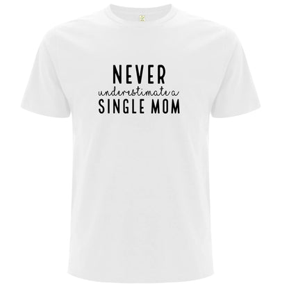 Underskatta aldrig en Ensamstående Mamma T-shirt-Lovely Text