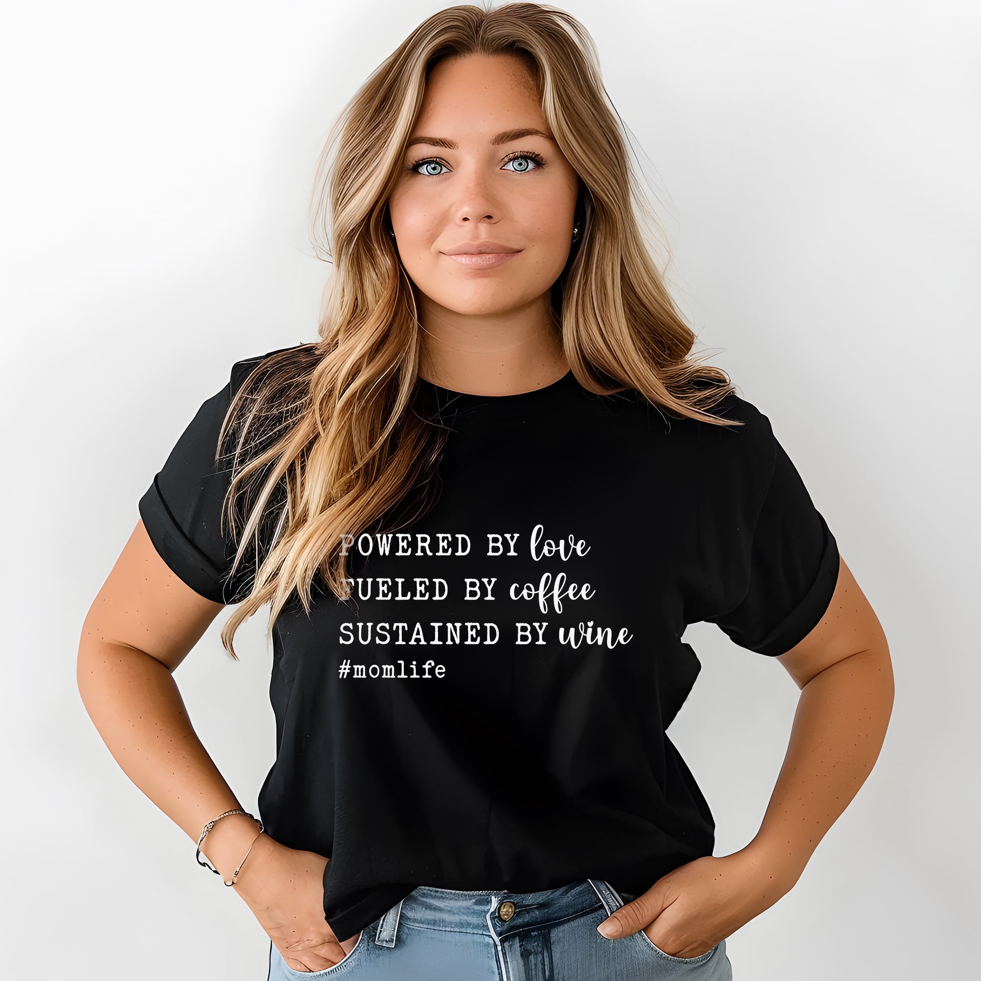 #MomLife T-shirt – Kaffe, Kärlek & Vin-Lovely Text