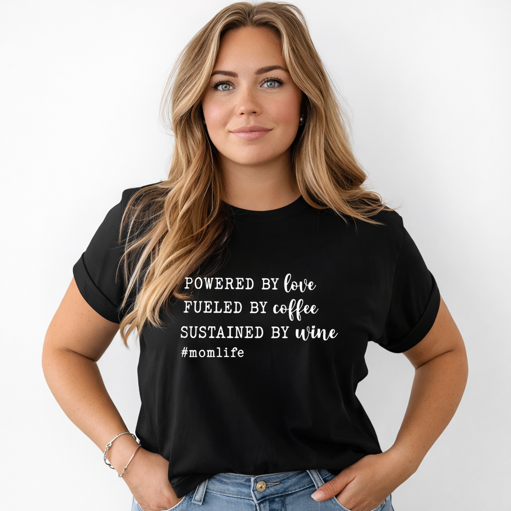 #MomLife T-shirt – Kaffe, Kärlek & Vin