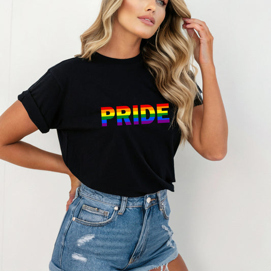 T-shirt med texten “Pride” i regnbågsfärg (Unisex)-Lovely Text
