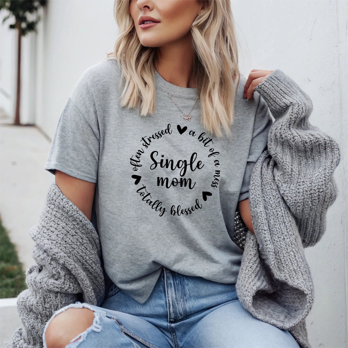 T-shirt för Ensamstående Mamma – Stressad men Välsignad-Lovely Text