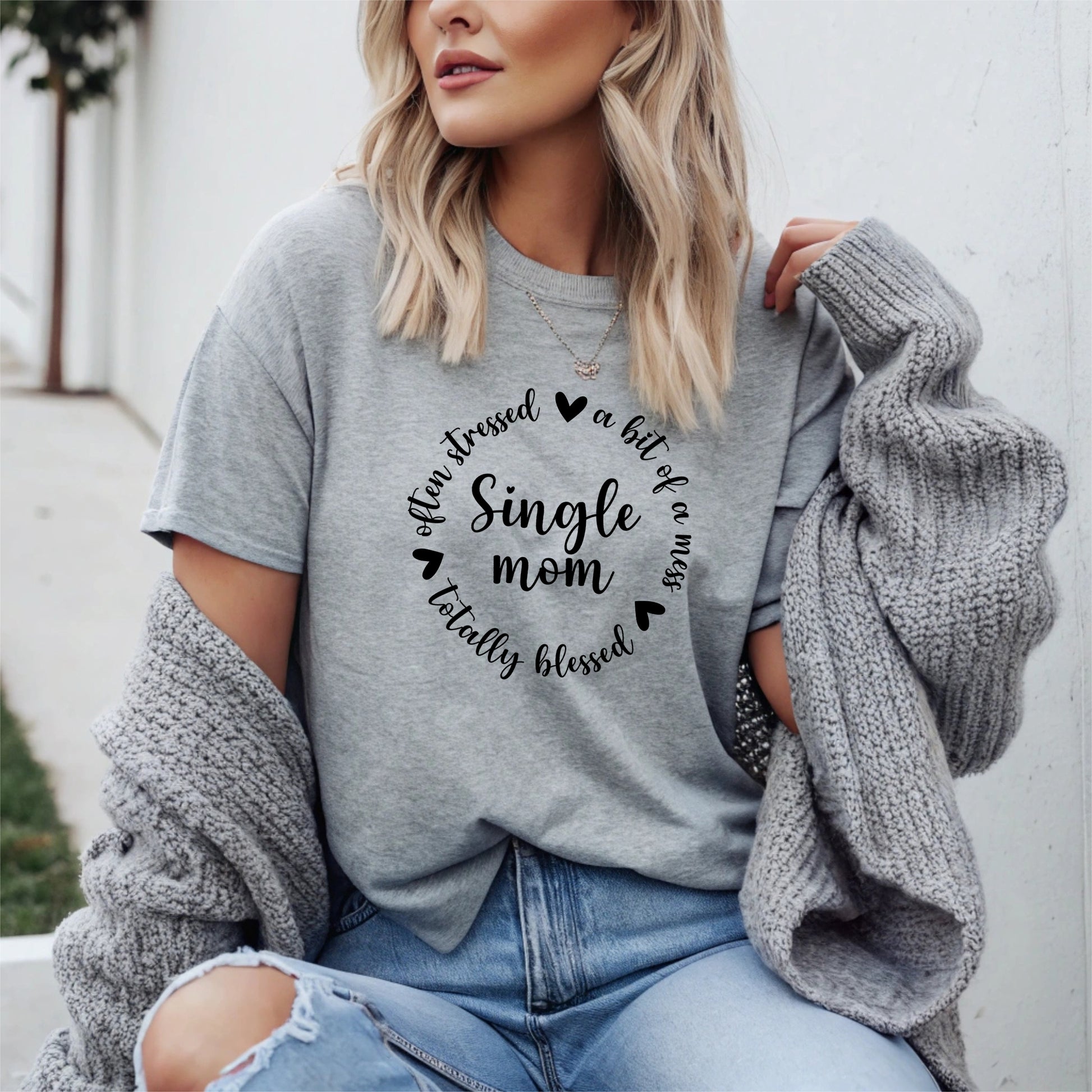 T-shirt för Ensamstående Mamma – Stressad men Välsignad-Lovely Text