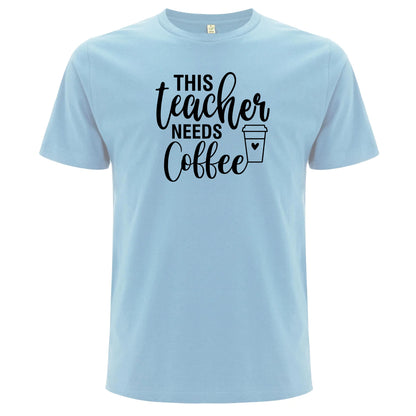 This Teacher Needs Coffee – Denna Lärare Behöver Kaffe T-shirt-Lovely Text