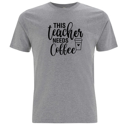 This Teacher Needs Coffee – Denna Lärare Behöver Kaffe T-shirt-Lovely Text