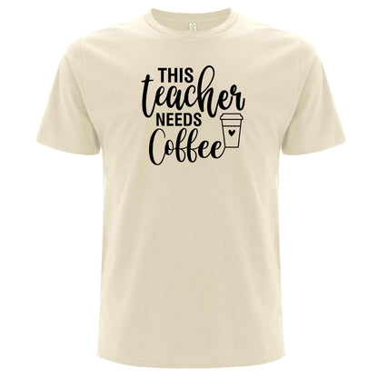 This Teacher Needs Coffee – Denna Lärare Behöver Kaffe T-shirt-Lovely Text