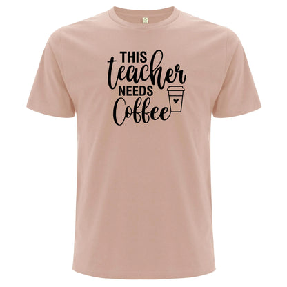 This Teacher Needs Coffee – Denna Lärare Behöver Kaffe T-shirt-Lovely Text