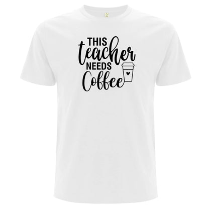 This Teacher Needs Coffee – Denna Lärare Behöver Kaffe T-shirt-Lovely Text