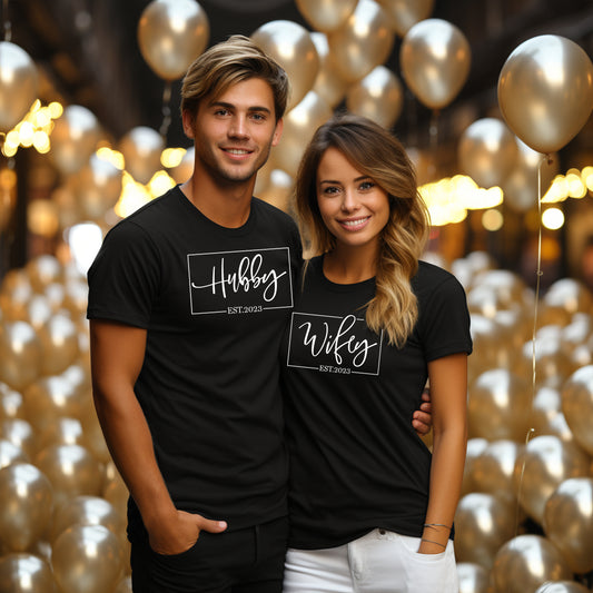Hubby & Wifey – Matchande T-shirts för Par-Lovely Text